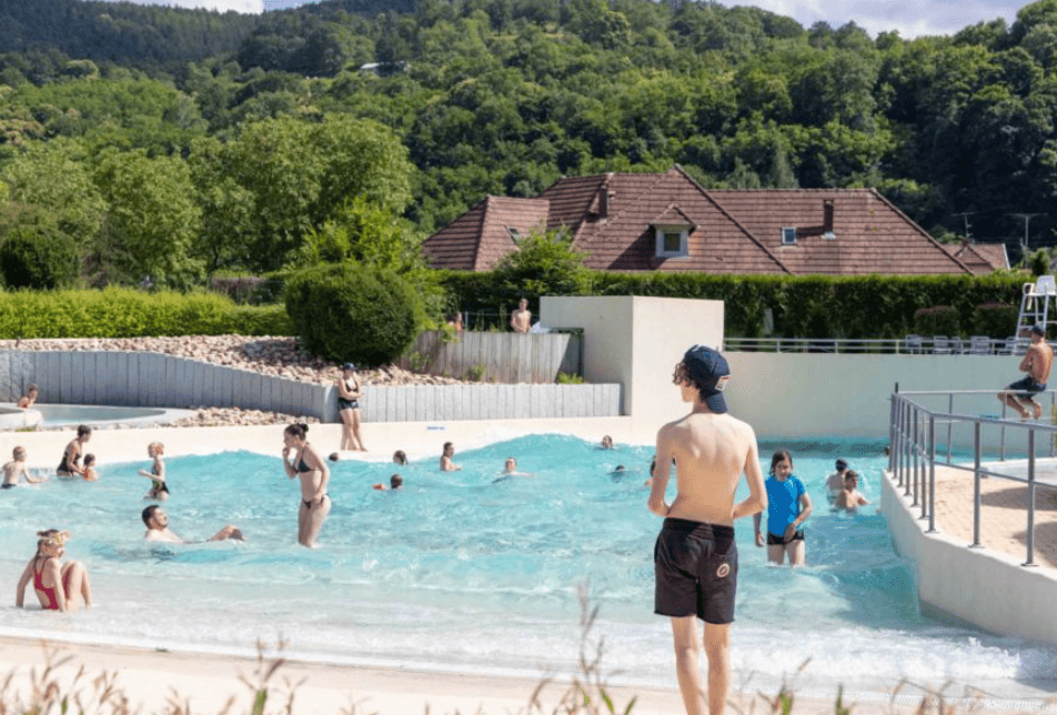 Présentation de la piscine de Munster à côté de l'appartement de vacances Le Moderne Vintage